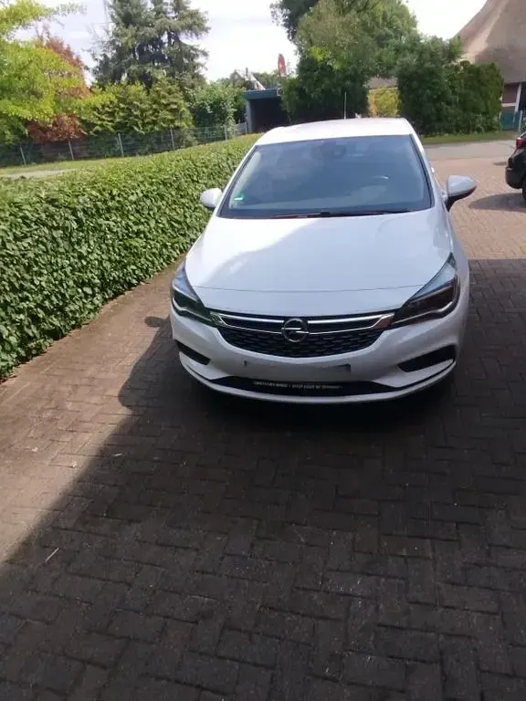 Gebraucht Opel Astra Edition 125 PS (91 kW) 2017 Weiß Limousine