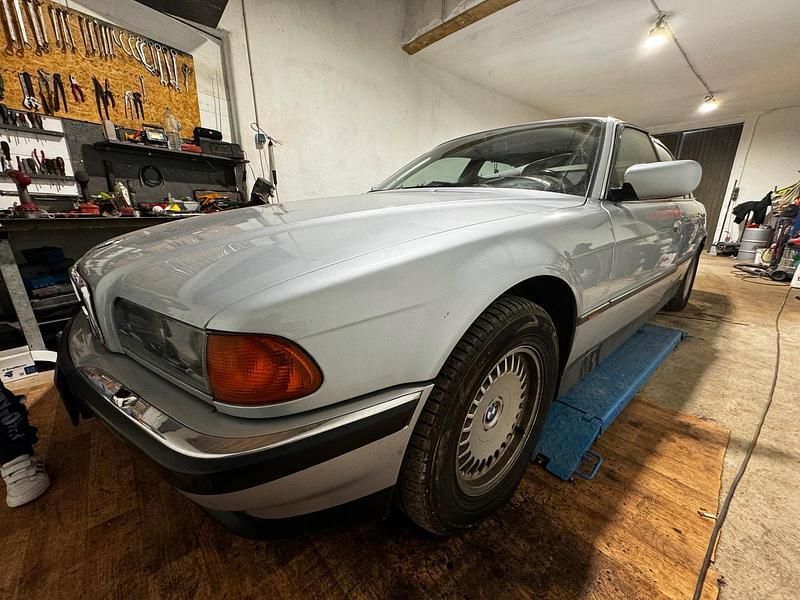 Silber Gebraucht 1995 BMW 750L Limousine | 11.500 € - Bild 1/4