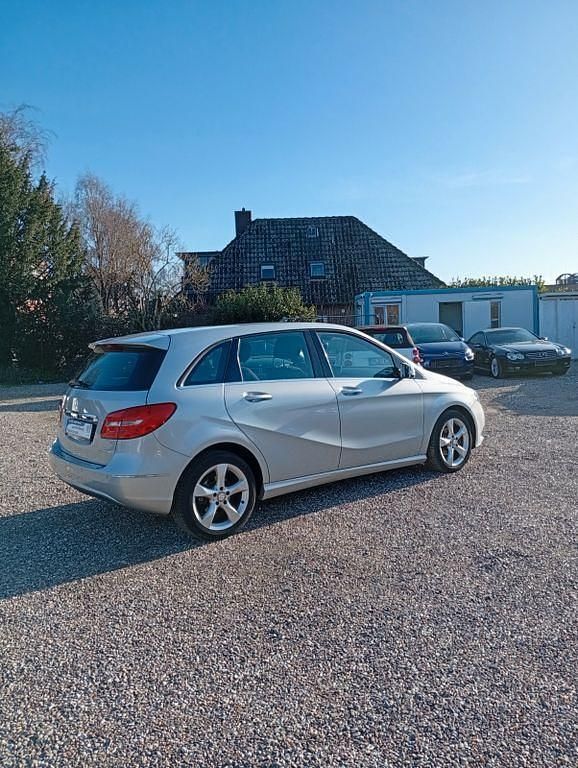 Gebraucht Mercedes B180 Edition 109 PS (80 kW) 2012 Silber Van / Kleinbus
