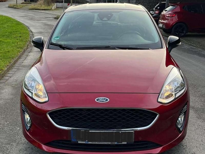 Gebraucht Ford Fiesta Cool & Connect 101 PS (74 kW) 2019 Rot Limousine