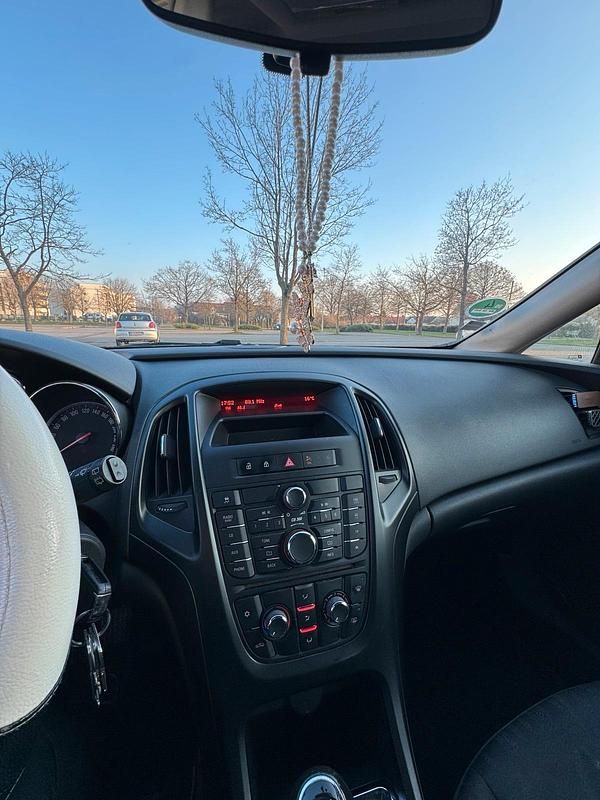 Używany Opel Astra 64 KM (47 kW) 2010 Biały Hatchback