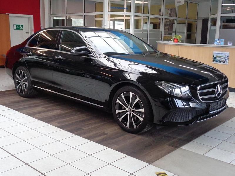 Obsidianschwarz metalliclack Gebraucht 2019 Mercedes E300 Avantgarde Limousine | 23.990 € (Fairer Preis) - Bild 1/4