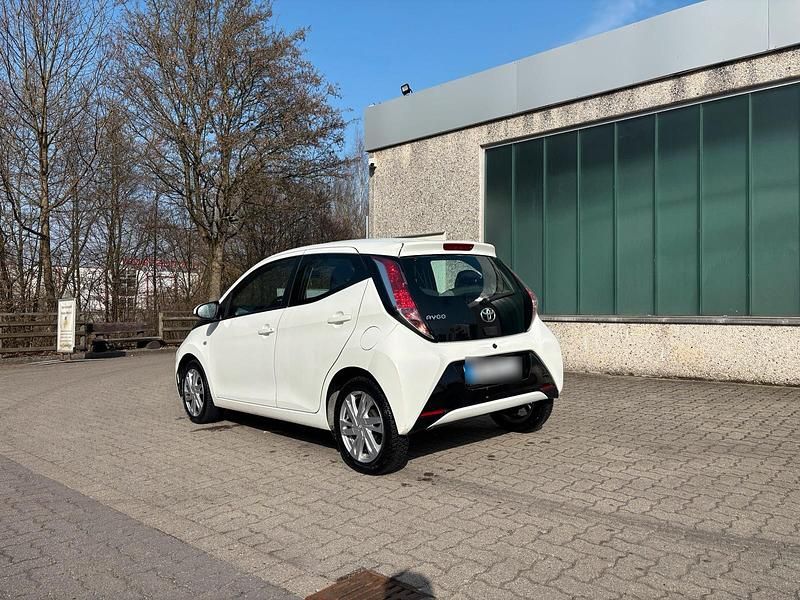 Gebraucht Toyota Aygo 72 PS (52 kW) 2018 Weiß Kleinwagen