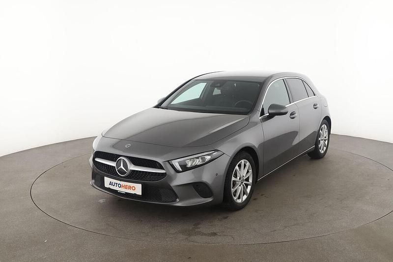 Grau Gebraucht 2019 Mercedes A200 Limousine | 22.830 € (Etwas zu teuer) - Bild 1/3