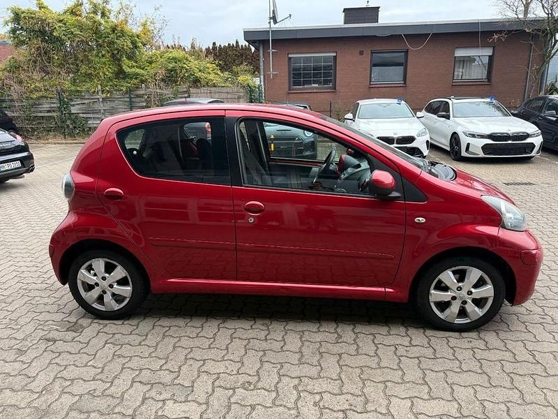 Gebraucht Toyota Aygo 68 PS (50 kW) 2010 Rot Kleinwagen