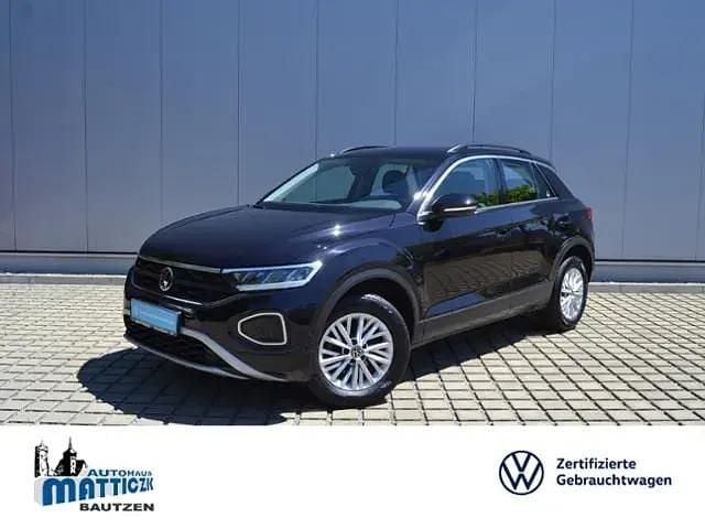 Schwarz (deep black perleffekt) Gebraucht 2022 VW T-Roc Life SUV | 20.860 € (Fairer Preis) - Bild 1/3
