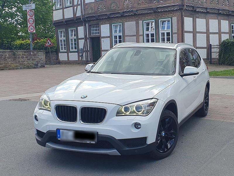 Weiß Gebraucht 2012 BMW X1 Sport Line SUV | 8.900 € (Fairer Preis) - Bild 1/4
