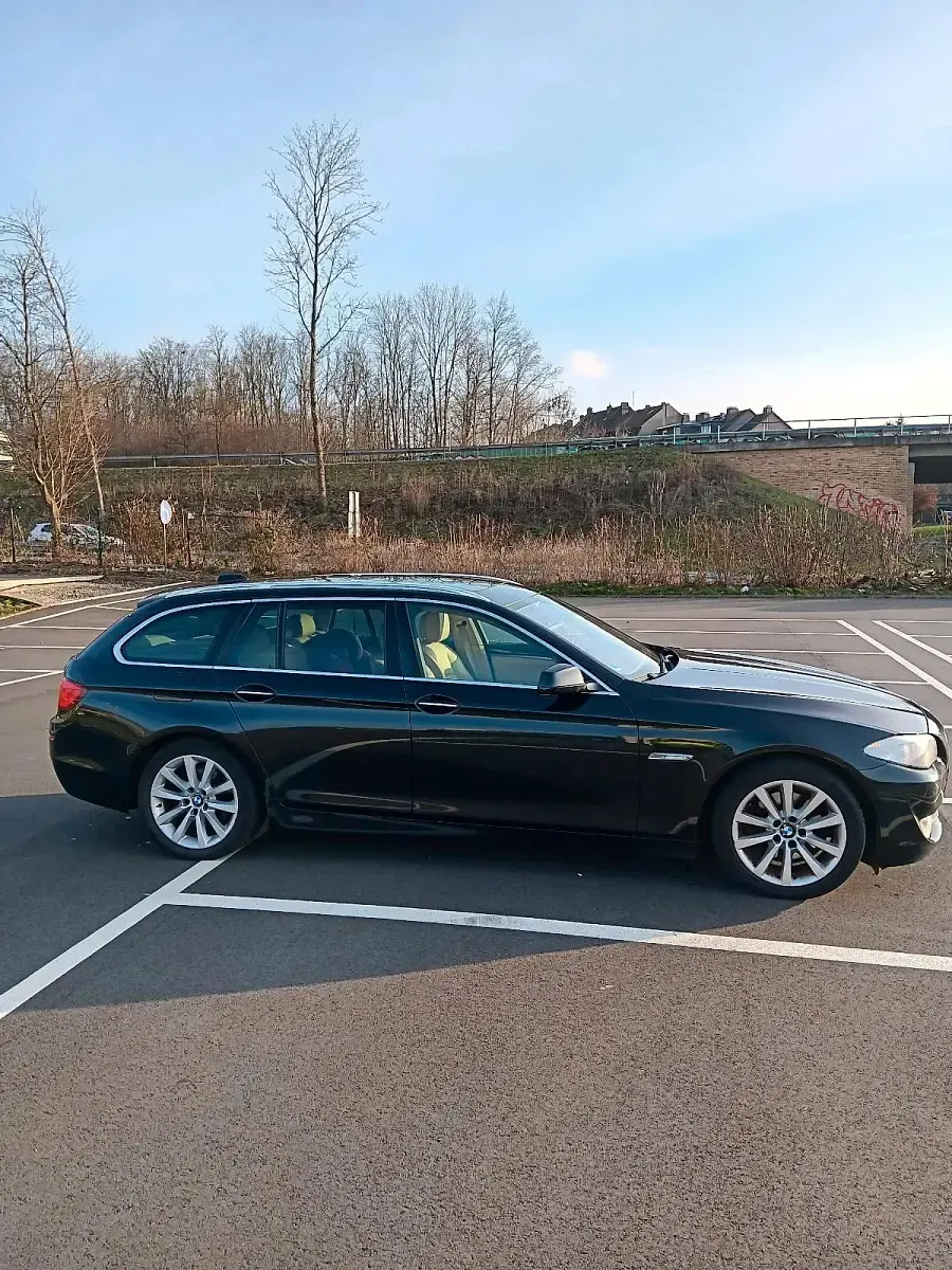Gebraucht BMW 520 184 PS (135 kW) 2012 Schwarz Kombi