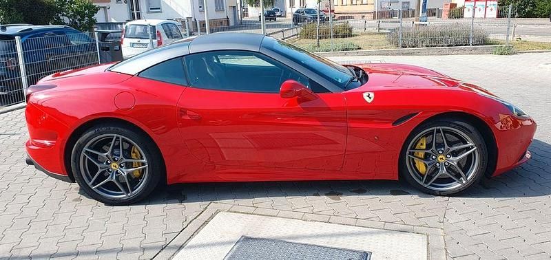 Second-hand Ferrari California 560 CP (411 kW) 2017 Roșu Cabrio