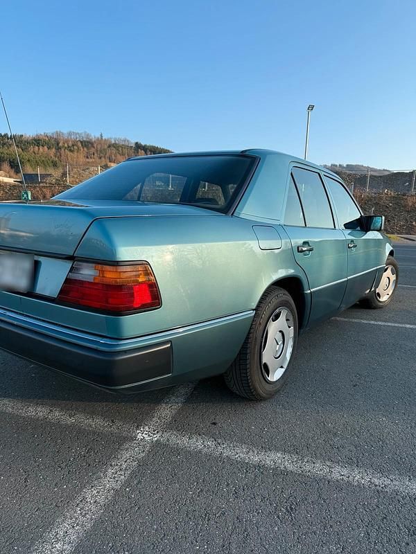 Gebraucht Mercedes E260 170 PS (125 kW) 1992 Blau Limousine