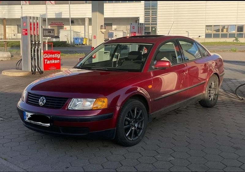 Rot Gebraucht 1996 VW Passat Limousine | 2.200 € (Guter Preis) - Bild 1/4