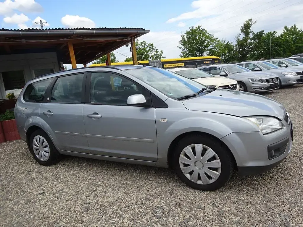 Używany Ford Focus Ghia 116 KM (85 kW) 2005 Szary Sedan/Limuzyna