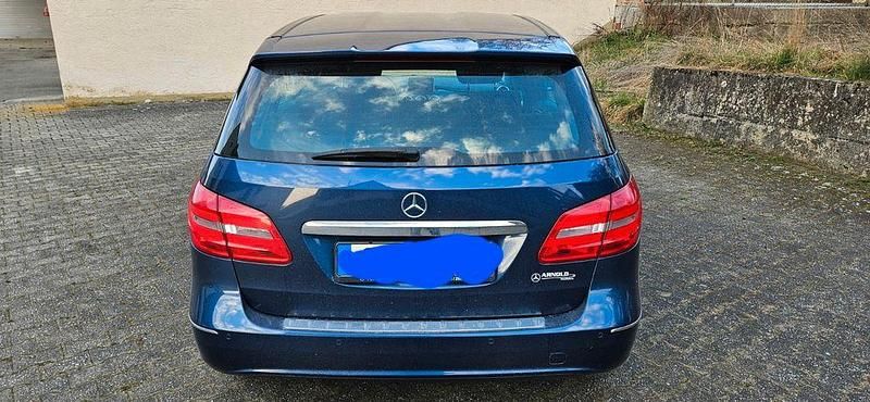 Gebraucht Mercedes B180 122 PS (89 kW) 2013 Blau Van / Kleinbus