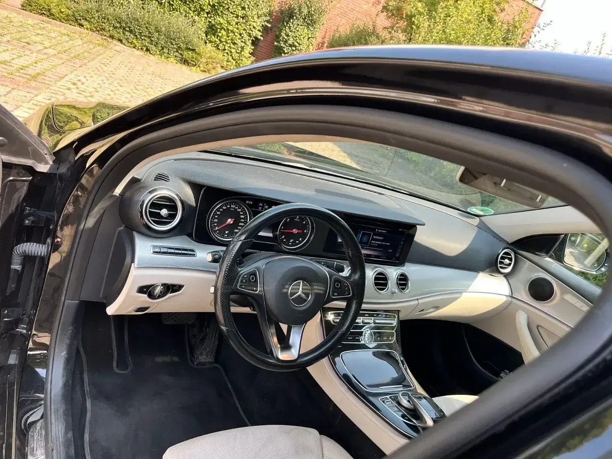 Gebraucht Mercedes E220 AMG 194 PS (142 kW) 2018 Schwarz Limousine