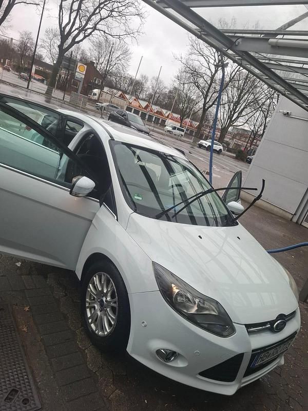 Gebraucht Ford Focus 105 PS (77 kW) 2011 Weiß Limousine