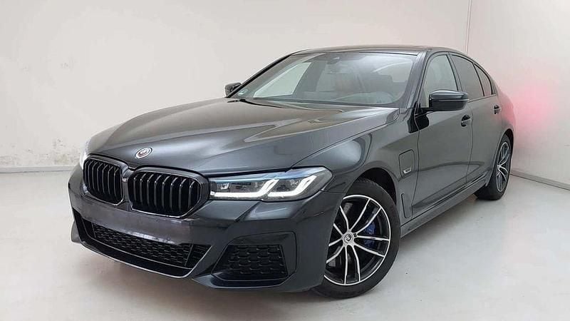 Black sapphire metallic Gebraucht 2022 BMW 545e M Sport Limousine | 44.810 € (Fairer Preis) - Bild 1/2