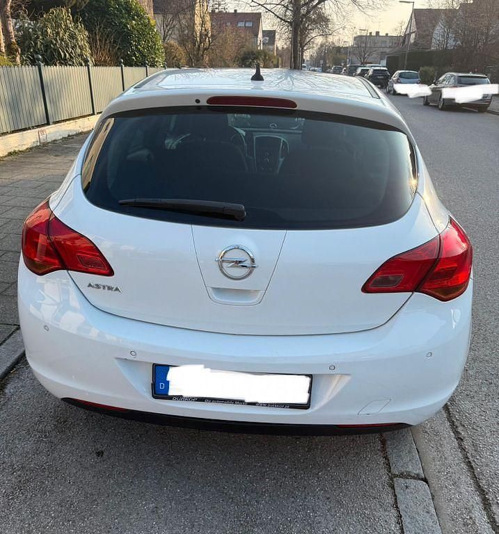Gebraucht Opel Astra Edition 116 PS (85 kW) 2011 Weiß Limousine