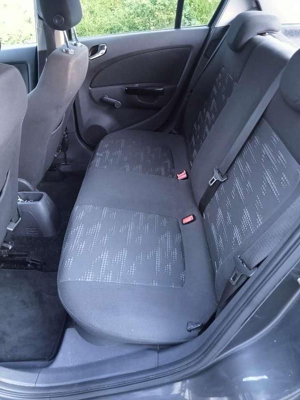 Grau Gebraucht 2011 Opel Corsa Limousine | 3.750 € (Fairer Preis) - Bild 1/4