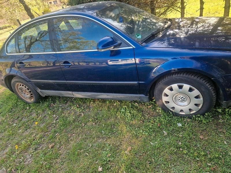 Second-hand VW Passat 130 CP (95 kW) 2005 Albastru Berlinǎ