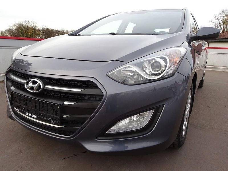 Grau Gebraucht 2015 Hyundai i30 Trend Kombi | 7.890 € (Fairer Preis) - Bild 1/4