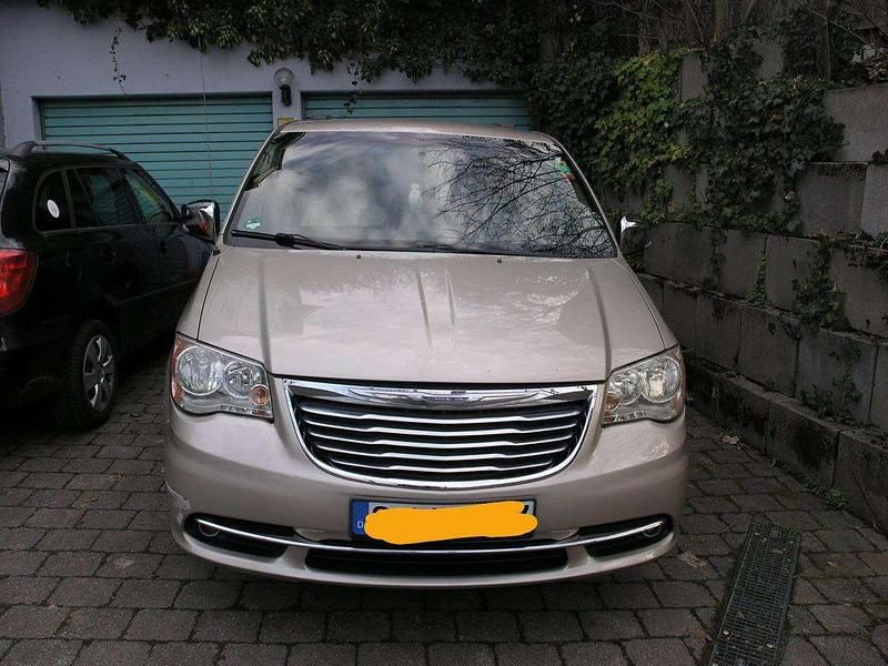 Gebraucht Chrysler Town & Country 287 PS (211 kW) 2015 Gold Van / Kleinbus