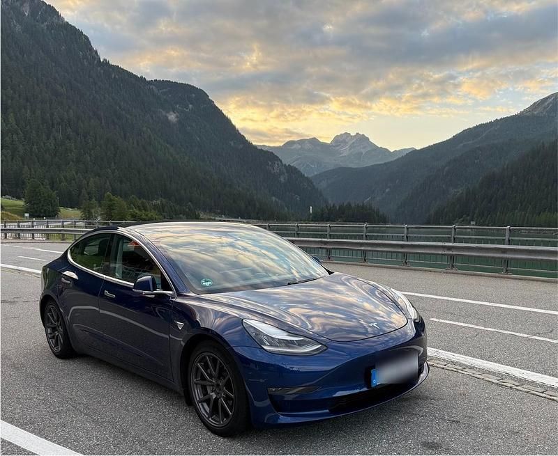 Blau Gebraucht 2020 Tesla Model 3 Limousine | 26.990 € (Etwas zu teuer) - Bild 1/4