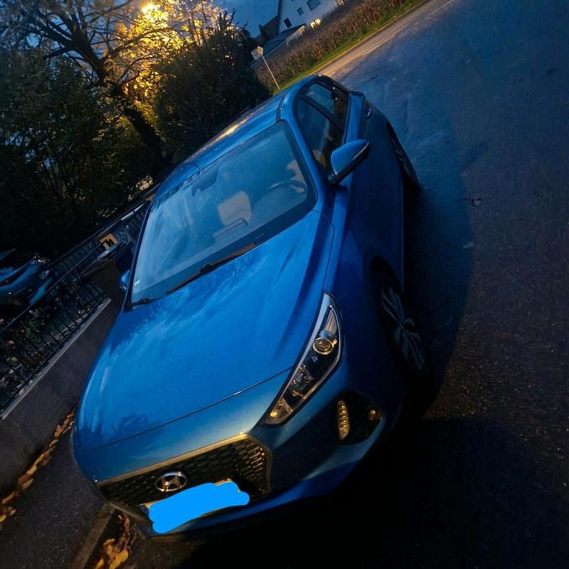 Blau Gebraucht 2017 Hyundai i30 Limousine | 8.995 € (Fairer Preis) - Bild 1/4