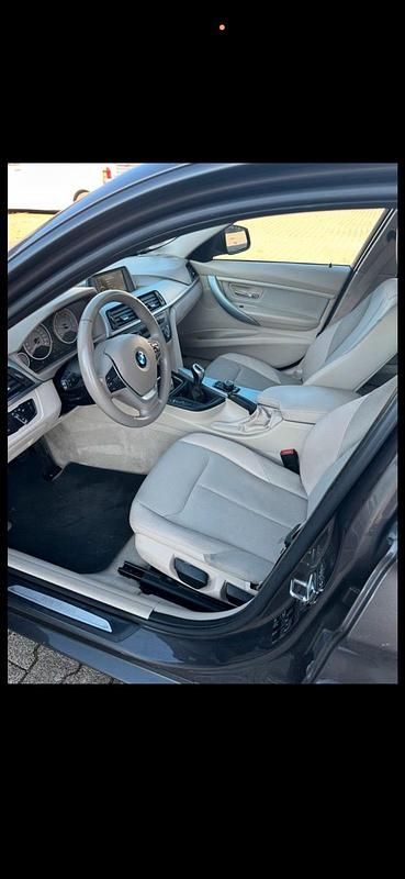 Gebraucht BMW 320 184 PS (135 kW) 2012 Braun Limousine