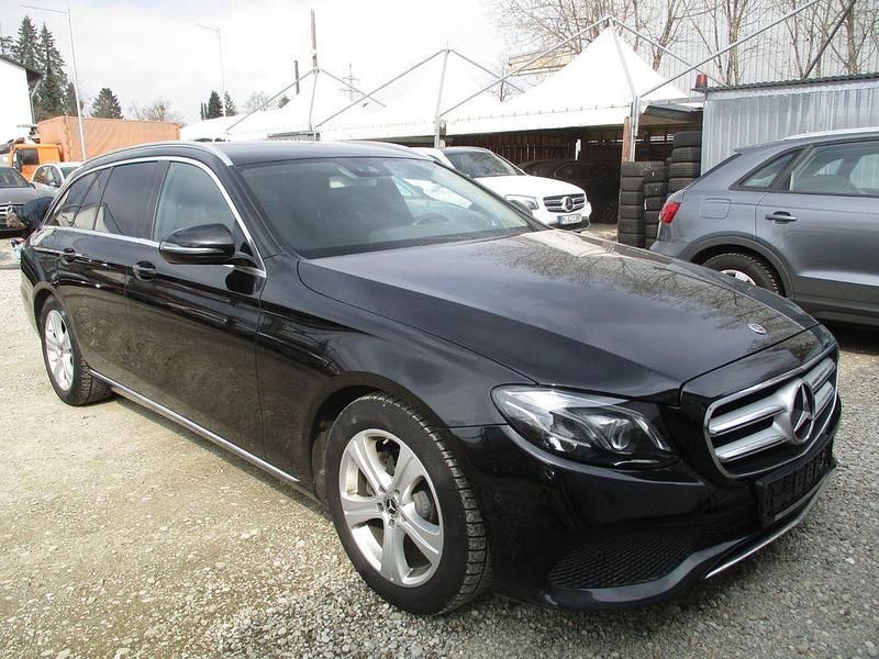 Gebraucht Mercedes E220 Avantgarde 194 PS (142 kW) 2017 Schwarz Limousine
