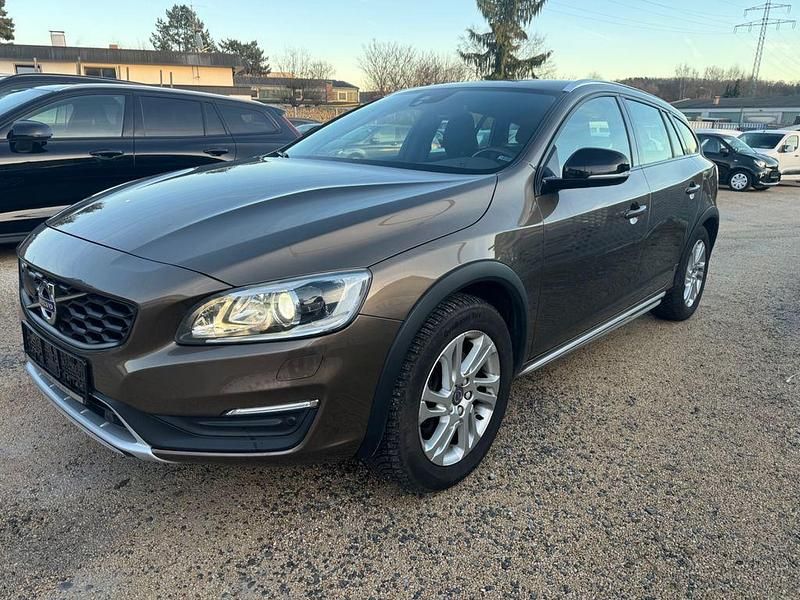 Twilight bronze / metallic Gebraucht 2015 Volvo V60 CC Momentum Kombi | 15.990 € (Fairer Preis) - Bild 1/4