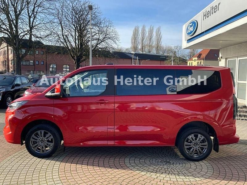 Gebraucht Ford Tourneo Titanium 150 PS (110 kW) 2024 Rot Van / Kleinbus
