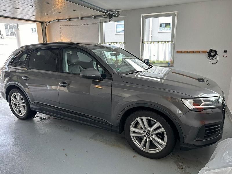 Grau Gebraucht 2022 Audi Q7 Ambiente SUV | 50.899 € (Superpreis) - Bild 1/4
