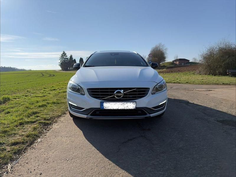 Gebraucht Volvo V60 Summum 190 PS (139 kW) 2016 Weiß Kombi