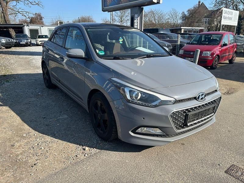 Gebraucht Hyundai i20 Style 101 PS (74 kW) 2016 Grau Limousine