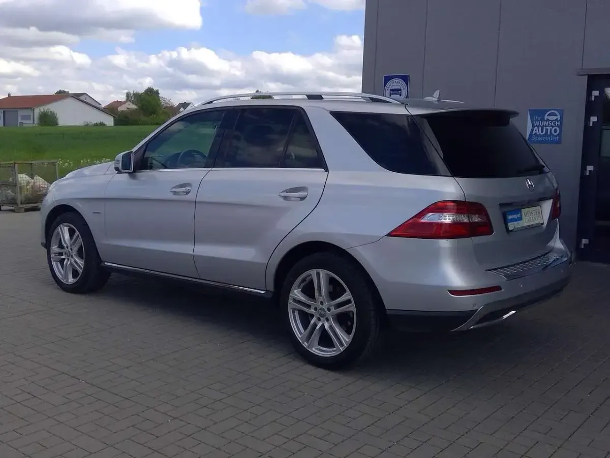 Gebraucht Mercedes ML350 258 PS (189 kW) 2011 Iridiumsilber  metalliclack SUV