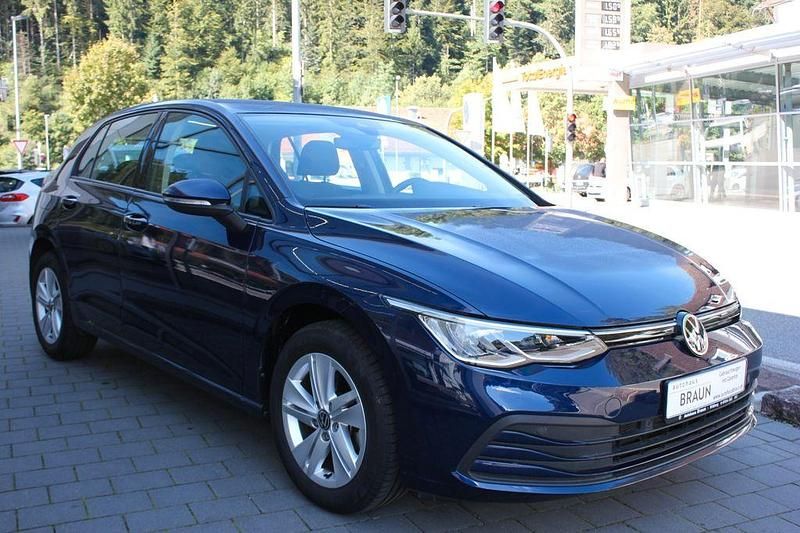 Gebraucht VW Golf VIII Life 110 PS (80 kW) 2021 Atlantic blue metallic Limousine