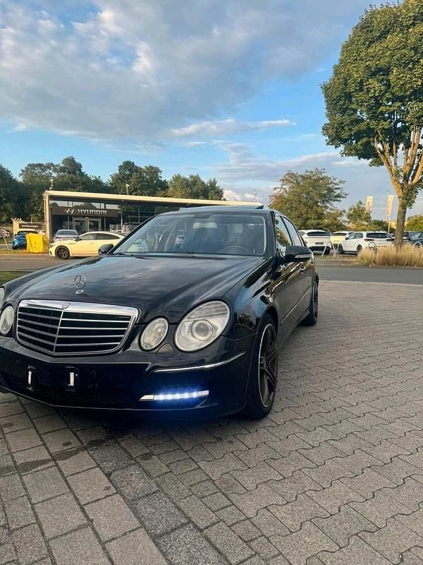 Schwarz Gebraucht 2006 Mercedes E320 Avantgarde Limousine | 3.450 € - Bild 1/4