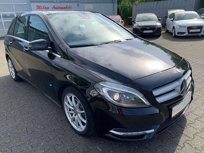 Panther schwarz Gebraucht 2012 Mercedes B200 Edition Van / Kleinbus | 7.750 € (Fairer Preis) - Bild 1/4