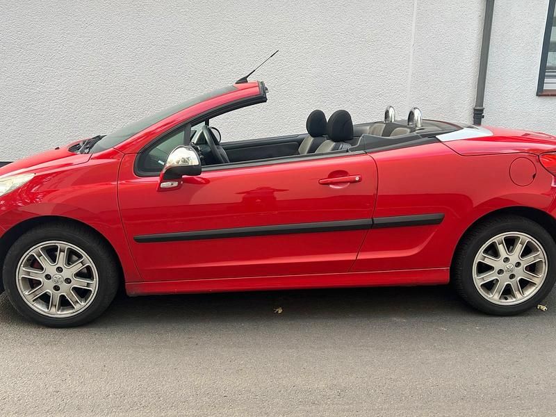 Rot Gebraucht 2008 Peugeot 207 CC Cabrio | 4.499 € (Etwas zu teuer) - Bild 1/4