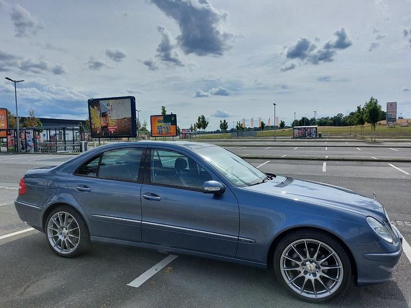 Blau Gebraucht 2003 Mercedes E240 Elegance Limousine | 13.999 € - Bild 1/4