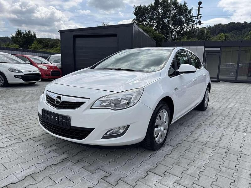 Schneeweiss/olympic/summit Gebraucht 2012 Opel Astra Design Edition Limousine | 5.900 € (Etwas zu teuer) - Bild 1/4