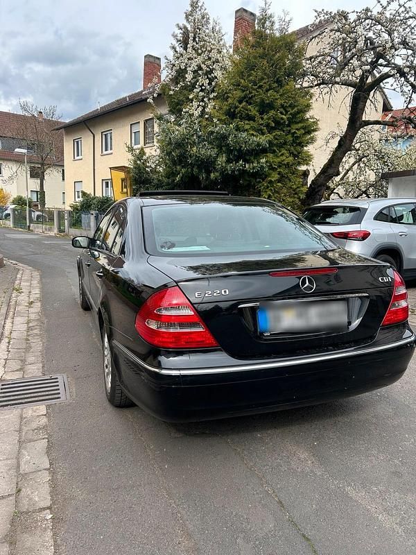 Gebraucht Mercedes E220 150 PS (110 kW) 2004 Schwarz Limousine