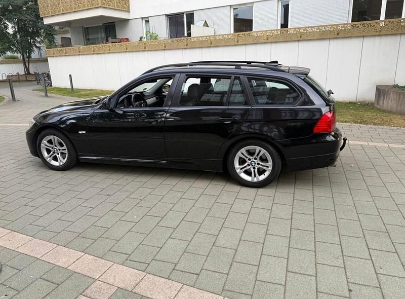 Gebraucht BMW 320 163 PS (119 kW) 2009 Schwarz Kombi