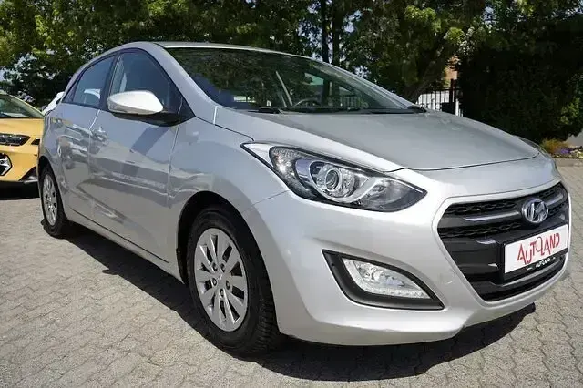 Gebraucht Hyundai i30 Basis 101 PS (74 kW) 2016 Silber Limousine