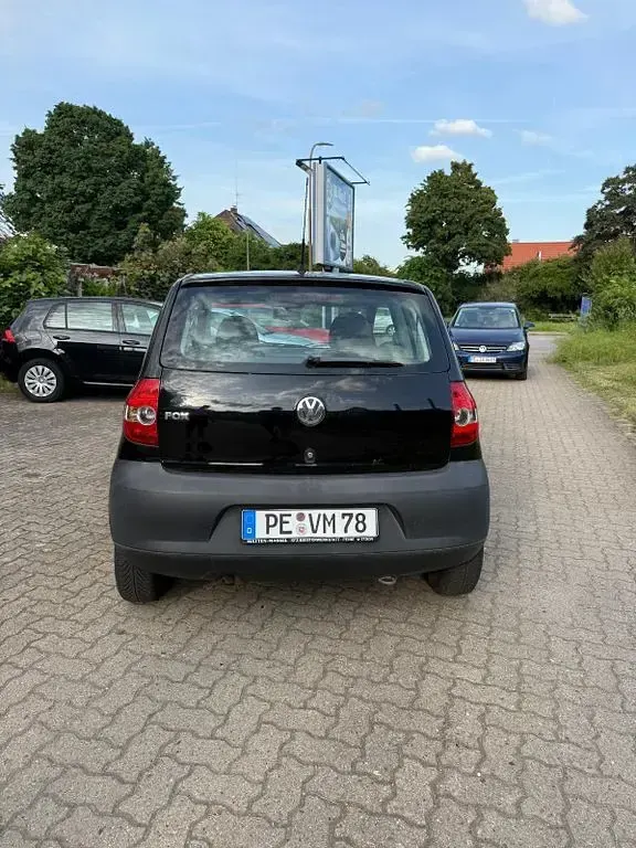 Gebraucht VW Fox Basis 60 PS (44 kW) 2011 Schwarz Kleinwagen