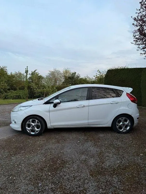 Gebraucht Ford Fiesta Titanium 95 PS (69 kW) 2011 Weiß Kleinwagen