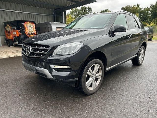 Metalliclack obsidianschwarz Gebraucht 2013 Mercedes ML350 SUV | 16.710 € (Guter Preis) - Bild 1/4