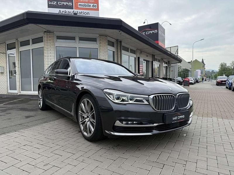 Gebraucht BMW 750L 400 PS (294 kW) 2016 Sophistograu brillanteffekt Limousine