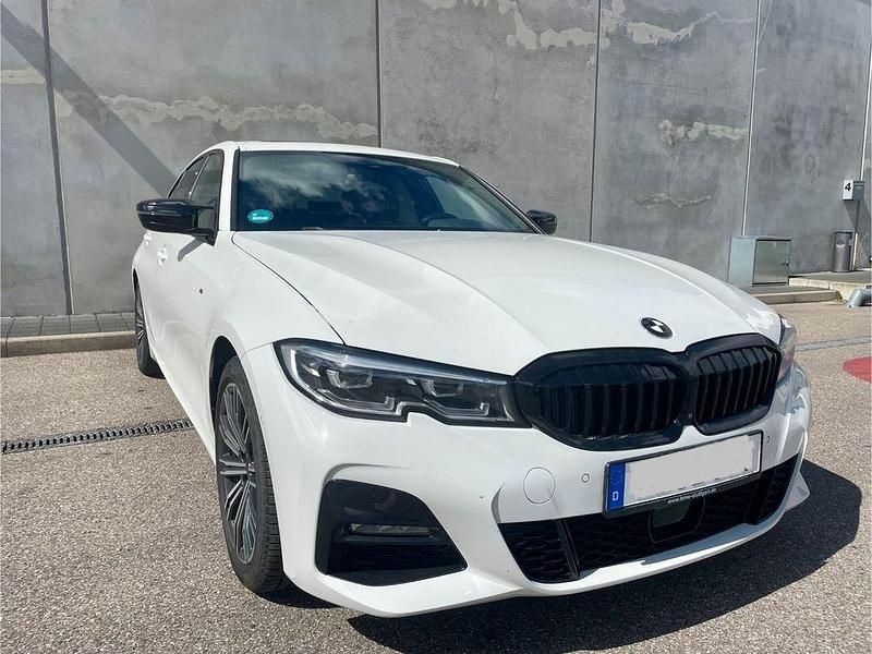 Weiß Gebraucht 2020 BMW 330e M Sport Limousine | 31.900 € (Fairer Preis) - Bild 1/4