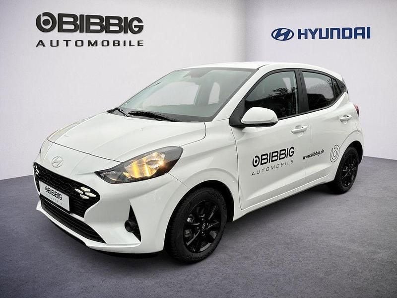 Weiss / atlas white Gebraucht 2024 Hyundai i10 Trend Kleinwagen | 17.490 € (Fairer Preis) - Bild 1/4